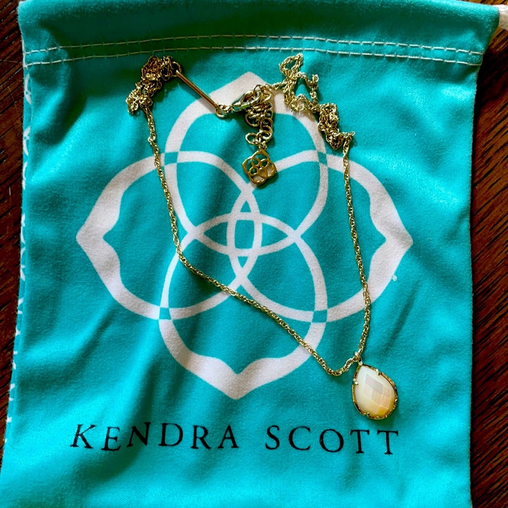 Kendra Scott pendant necklace